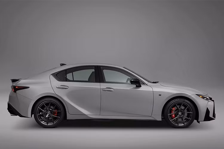 Một trong những thay đổi lớn nhất trên Lexus IS 2026 là việc hãng xe Nhật Bản loại bỏ hai phiên bản động cơ thấp IS 300 (I4) và IS 500 (V8), chỉ giữ lại duy nhất bản IS 350 sử dụng động cơ V6 hút khí tự nhiên 3.5L.