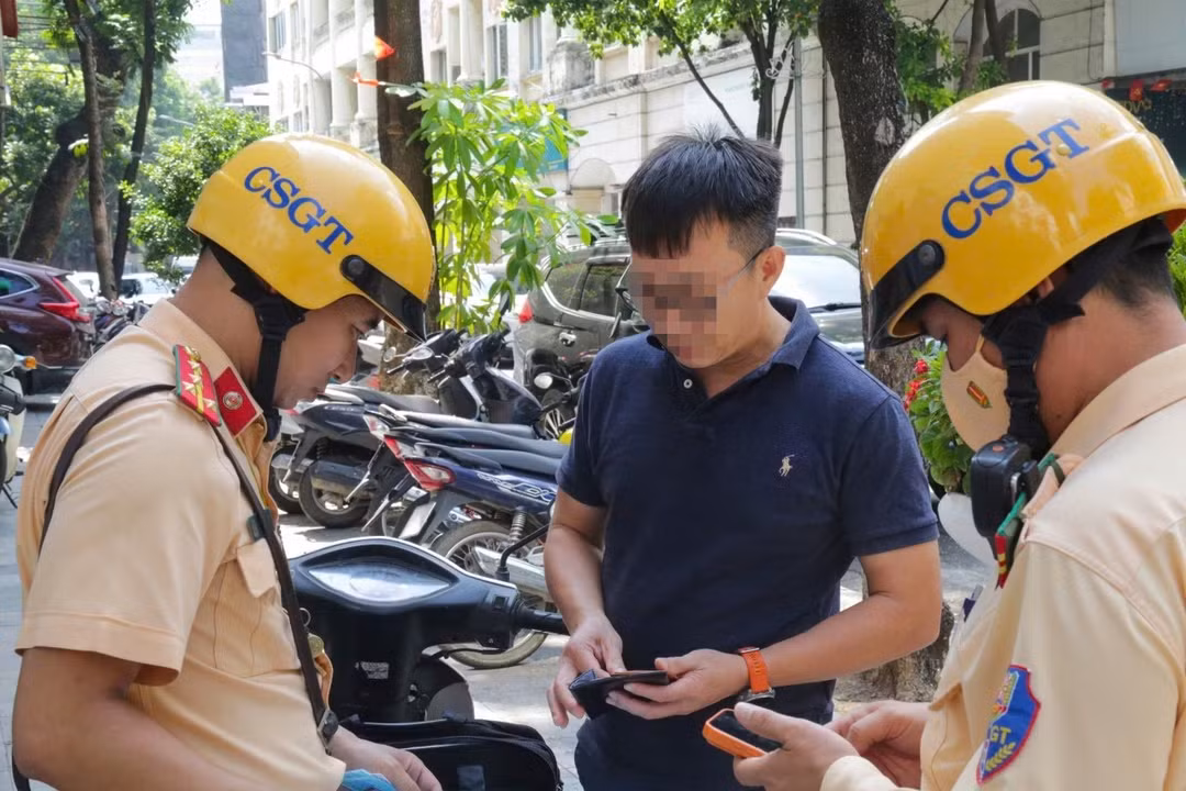 Theo Bộ Công an, việc sử dụng camera nghiệp vụ trong tuần tra, kiểm soát giúp phát hiện nhiều hành vi vi phạm, trong đó có dừng, đỗ xe không đúng quy định, vượt đèn tín hiệu và đi ngược chiều. Hình ảnh thu thập được là cơ sở phục vụ xác minh, xử lý theo trình tự pháp luật.