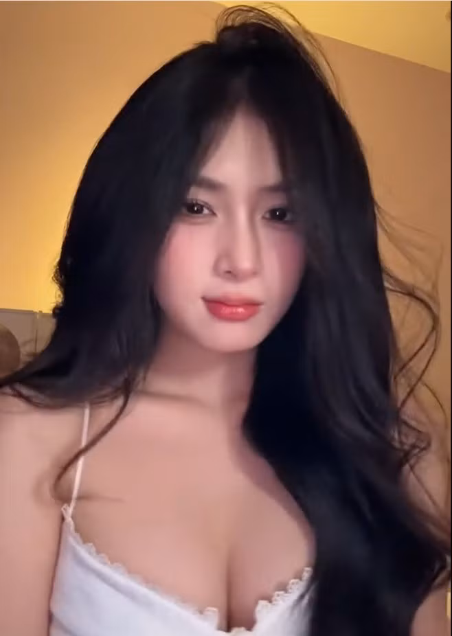 Bên cạnh nét "nũng nịu" khá đáng yêu thì nàng hot girl cũng khoe cách ăn mặc khá "thoáng mát" của bản thân.