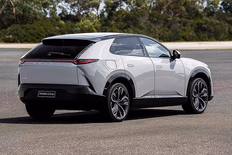 Về ngoại hình, Mazda CX-6e 2026 sở hữu chiều dài 4.850 mm, rộng 1.935 mm, cao 1.620 mm và chiều dài cơ sở 2.902 mm. Khoang hành lý phía sau có dung tích từ 468-1.434 lít tùy cách bố trí hàng ghế, trong khi khoang chứa đồ phía trước có dung tích 80 lít.