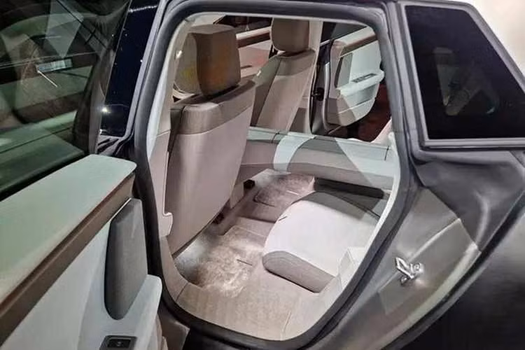 Có lẽ điều gây bất ngờ nhất là khoang nội thất không có màn hình thông tin giải trí khổng lồ dạng máy tính bảng vốn xuất hiện ngày càng nhiều trên các mẫu xe điện mới. Thay vào đó, Jaguar Type 01 được trang bị bảng đồng hồ kỹ thuật số cỡ lớn, lên đến 24 inch, hiển thị tất cả thông tin quan trọng của xe cũng như hệ thống dẫn đường.