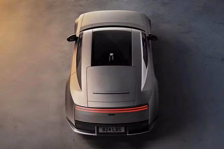 Dù Jaguar muốn định vị mình như một đối thủ của Bentley nhưng khoang nội thất của Type 1 lại có rất ít nút bấm và phím điều khiển vật lý. Jaguar rõ ràng đã hướng tới thiết kế tối giản nhưng nội thất này bị đánh giá là thực sự toát lên vẻ sang trọng dù đi kèm hệ thống âm thanh 38 loa đầy uy lực.