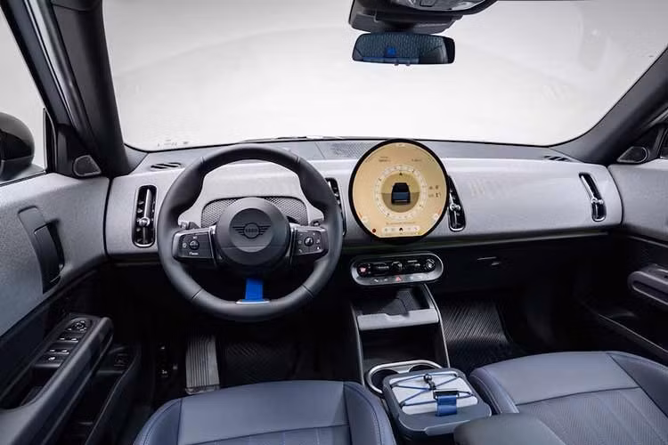 Khoang nội thất của Countryman Untamed sử dụng chất liệu và phối màu lấy cảm hứng từ các dụng cụ dã ngoại. Ghế thể thao bọc chất liệu tổng hợp Vescin màu Nightshade Blue kết hợp phần vải dệt ở vai và tựa đầu, điểm xuyết chỉ khâu màu Cornflower Blue. Bảng điều khiển và táp-pi cửa bọc vải dệt hai tông màu Millennial Melange.