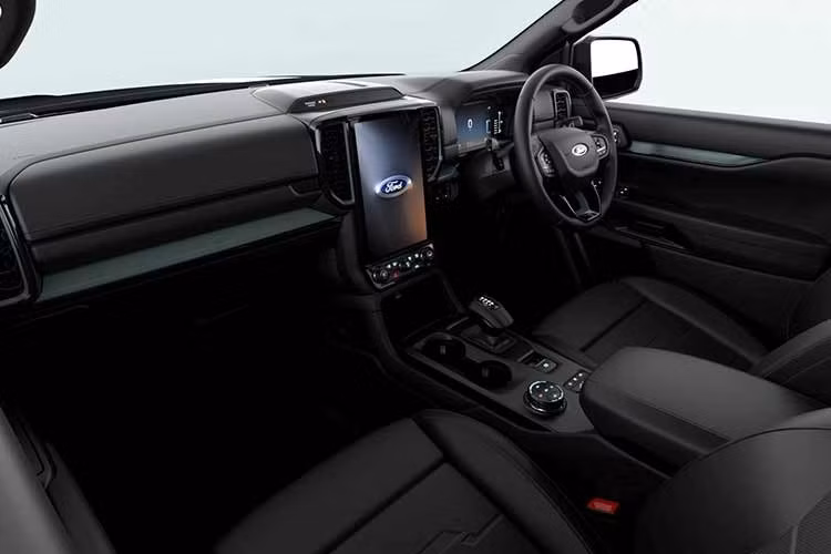 Không chỉ tạo khác biệt về thiết kế, Everest Wolftrak còn được Ford hướng đến nhóm khách hàng thường xuyên sử dụng xe để kéo moóc, caravan hoặc các thiết bị phục vụ hoạt động ngoài trời. Mẫu SUV có khả năng kéo tối đa 3.500 kg và được trang bị sẵn móc kéo từ nhà máy.