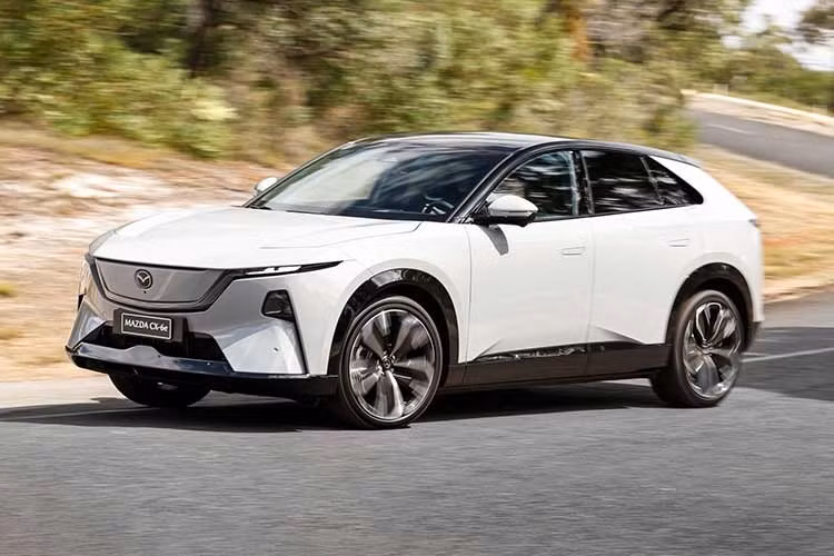 Mẫu xe SUV điện Mazda CX-6e được sản xuất tại nhà máy ChangAn Mazda Automobile (CMA) ở Nam Kinh, Trung Quốc. Mẫu xe mang ngôn ngữ thiết kế riêng của Mazda, với tên gọi “Soul Motion”, trong khi hệ thống khung gầm, khả năng vận hành và điều khiển được hãng điều chỉnh theo định hướng riêng.