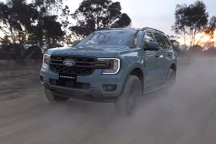 Tại Australia, Ford Everest Wolftrak 2027 có giá khởi điểm 73.000 AUD (50.900 USD - khoảng 1,322 tỷ đồng).) đối với phiên bản diesel 2.0L. Phiên bản sử dụng động cơ diesel V6 3.0L có giá từ 79.990 AUD (55.800 USD - tương đương 1,449 tỷ đồng). Đáng chú ý, Everest Wolftrak V6 có giá ngang với Everest Tremor. Tuy nhiên, hai phiên bản hướng tới nhóm khách hàng khác nhau.