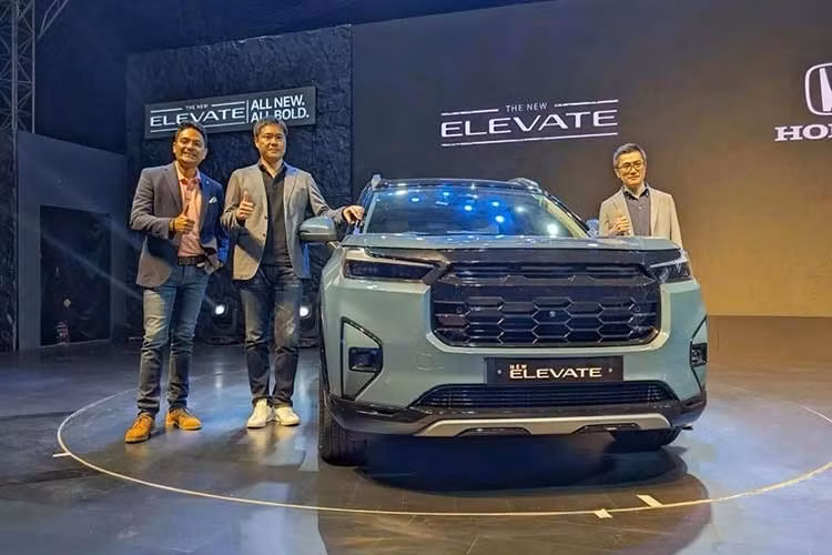 Mẫu xe SUV Honda Elevate phiên bản nâng cấp vòng đời (facelift) 2026 chính thức ra mắt tại thị trường Ấn Độ với giá khởi điểm chỉ từ 11,8 lakh rupee (tương đương 317 triệu đồng). Đây là lần nâng cấp lớn đầu tiên của mẫu SUV cỡ trung kể từ khi xuất hiện tại thị trường này.