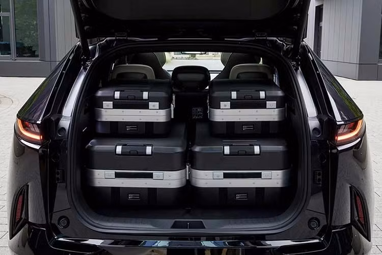 CX-6e được trang bị hệ thống hỗ trợ lái bán tự động cấp độ 2 cùng loạt tính năng ADAS. Danh sách trang bị gồm kiểm soát hành trình thích ứng Stop&amp;Go, cảnh báo va chạm phía trước và phía sau, phanh khẩn cấp tự động, cảnh báo điểm mù, cảnh báo phương tiện cắt ngang phía sau, hỗ trợ giữ làn và hỗ trợ đưa xe trở lại làn.