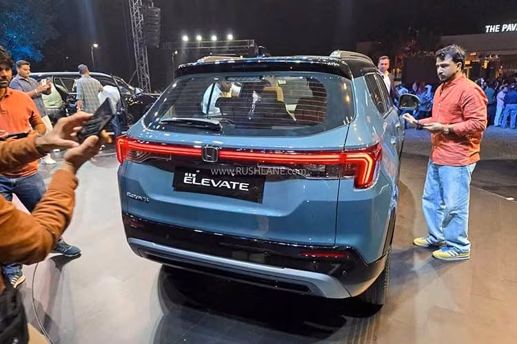 Mẫu SUV này chưa được bổ sung hệ truyền động hybrid, khác với Honda City facelift vừa được nâng cấp. Honda Elevate 2026 thế hệ mới tiếp tục có dung tích khoang hành lý 458 lít và khoảng sáng gầm 220 mm.