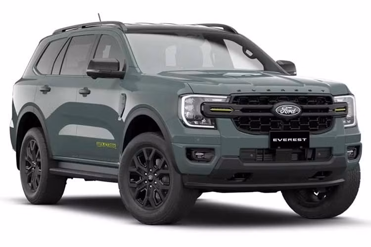 Ford vừa mở rộng danh mục Everest tại Australia với phiên bản Wolftrak mới. Đây cũng là lần đầu tiên tên gọi Wolftrak, vốn từng được sử dụng trên dòng bán tải Ranger, xuất hiện trên một mẫu SUV của hãng. Trong danh mục Everest đời 2027, Wolftrak được định vị trên Active và Sport, đồng thời nằm dưới hai phiên bản Tremor và Platinum.