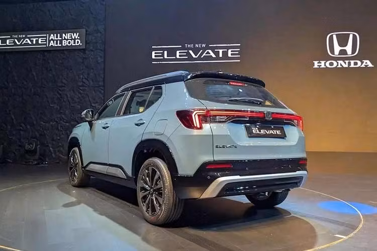 Về ngoại thất, đầu xe Honda Elevate 2026 thế hệ mới sở hữu lưới tản nhiệt kích thước lớn hơn, cản trước sửa đổi tích hợp các chi tiết mạ chrome màu bạc và dải đèn LED định vị ban ngày dạng nối liền. Đèn chiếu sáng chính vẫn dùng công nghệ LED projector, đi kèm cảm biến đỗ xe phía trước.