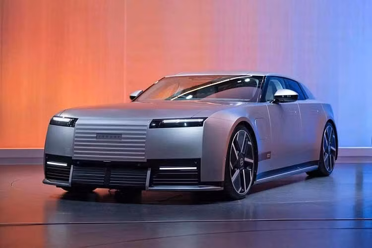 Jaguar sẽ mở sổ đặt hàng cho Type 01 vào đầu năm sau và dự kiến bắt đầu giao xe cho khách hàng trong nửa cuối năm 2027. Tại thị trường Anh quốc, giá xe sẽ khởi điểm từ 130.000 Bảng (tương đương khoảng 4,47 tỷ đồng).