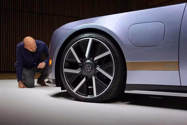 Jaguar Type 01 vốn là phiên bản thương mại của mẫu xe concept mang tên Type 00. So với phiên bản concept, Type 1 sở hữu thiết kế tổng thể giữ nguyên, chỉ có thêm một cặp cửa và các bề mặt thân xe bớt hầm hố. Rõ ràng, mẫu xe không giống bất kỳ sản phẩm nào khác mang thương hiệu Jaguar.