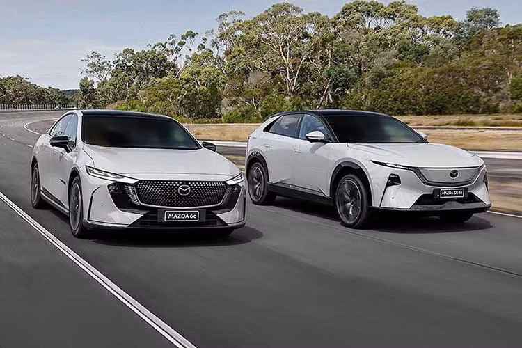 Mazda CX-6e 2026 đã chính thức được giới thiệu tại thị trường Thái Lan với hai phiên bản Premium và Premium Sport, giá lần lượt 1.259.000 baht và 1.299.000 baht (tương đương từ 970 triệu đồng đến 1 tỷ đồng). Đây là mẫu SUV thuần điện được Mazda phát triển cùng ChangAn, sử dụng nền tảng EPA1 có nguồn gốc từ Deepal S07.