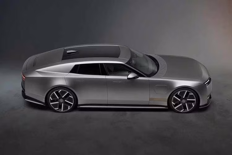 Vào năm 2021, khi Jaguar tuyên bố hãng không còn muốn cạnh tranh với BMW, Audi và Mercedes-Benz mà thay vào đó sẽ đối đầu với Porsche và Bentley bằng một danh mục sản phẩm thuần điện, nhiều người đã hoài nghi. Xét cho cùng, một thương hiệu có bề dày lịch sử như Jaguar hiếm khi thực hiện một sự thay đổi mang tính triệt để đến vậy.