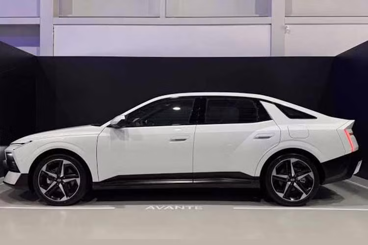 Với kết quả này, Avante đứng thứ ba toàn thị trường, chỉ sau Hyundai The New Grandeur với 8.898 xe và Kia Sorento với 6.957 xe. Kia Sportage và Seltos lần lượt đứng ở vị trí thứ tư và thứ năm với doanh số 5.497 và 5.042 xe. Đáng chú ý, doanh số tháng 9 của Avante thế hệ mới chủ yếu đến từ các phiên bản động cơ xăng, trong khi phiên bản hybrid chưa được giao tới khách hàng.