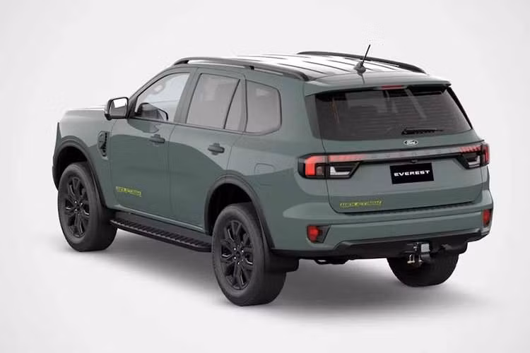 Một điểm khác biệt so với "người anh em" Everest Wildtrak trước đó là Wolftrak 2027 không được trang bị hệ thống đèn pha Matrix LED.Trang bị tiêu chuẩn của xe gồm bộ mâm hợp kim 20 inch hoàn thiện màu đen mờ kết hợp lốp bốn mùa.