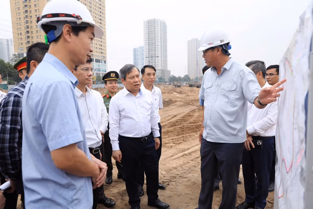 Đoàn cũng kiểm tra vị trí thi công trên đường Võ Chí Công, thuộc dự án cải tạo tuyến kênh Thụy Phương. Dự án được triển khai nhằm xử lý khẩn cấp việc bổ cập nước cho sông Tô Lịch và tăng cường khả năng tiêu thoát nước khu vực phía Bắc Thủ đô.