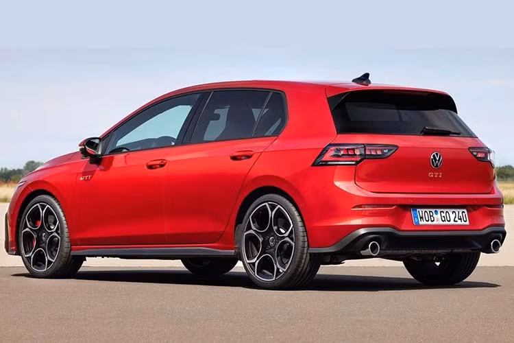 Dù được định vị trong phân khúc C, Volkswagen Golf có kích thước nhỏ hơn nhiều so với các mẫu xe cùng phân khúc như Honda Civic. Cụ thể, xe dài 4.282 mm, rộng 1.789 mm và chiều dài cơ sở 2.636 mm.