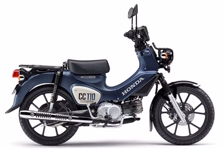 Tại thị trường Nhật Bản, Honda Cross Cub được phân phối với hai phiên bản động cơ: 50cc và 110cc. Trong đó, bản 110cc gây ấn tượng với thiết kế bánh xe hợp kim nhôm 17 inch, sử dụng lốp có ruột truyền thống với kích thước 80/90-17 cho cả bánh trước và sau. Điều này giúp xe vận hành tốt cả trong đô thị lẫn trên những cung đường gồ ghề hoặc bụi bặm.