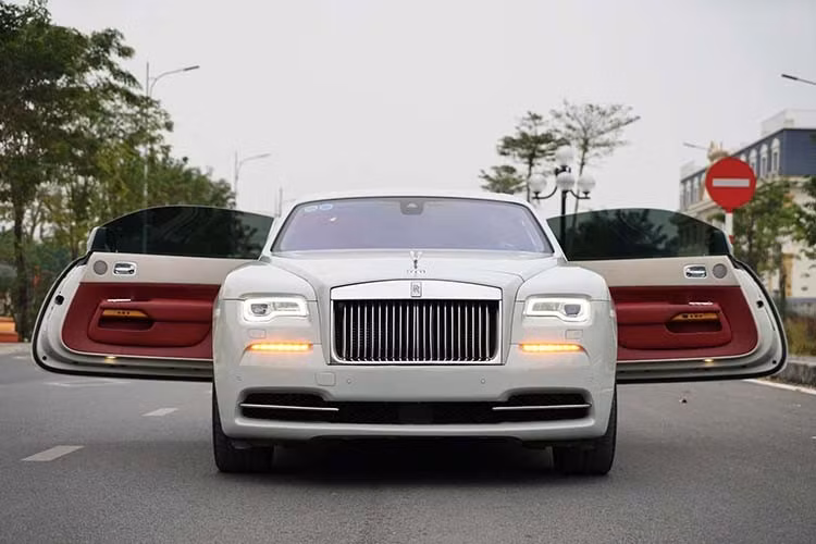 Chiếc xe Rolls-Royce Wraith này hiện đang được rao bán hơn 9 tỷ đồng, xe thuộc đời 2014 và đã chạy được khoảng hơn 35.000 km, xe đã trải qua kha khá đời chủ, và đã được độ lên bộ đèn pha LED của bản thế hệ thứ 2.