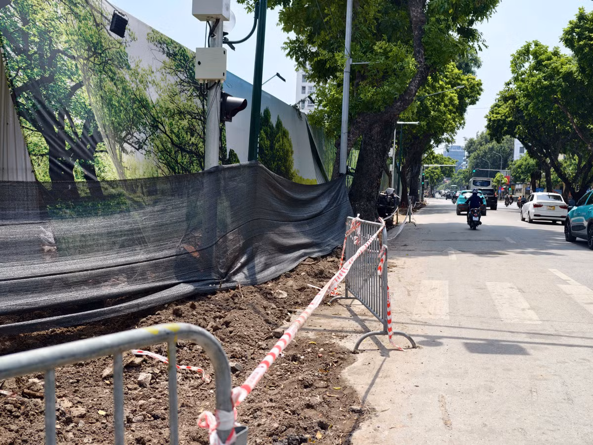 Toàn bộ khu vực đang giải tỏa mặt bằng này được rào chắn để không ảnh hưởng tới người tham gia giao thông.