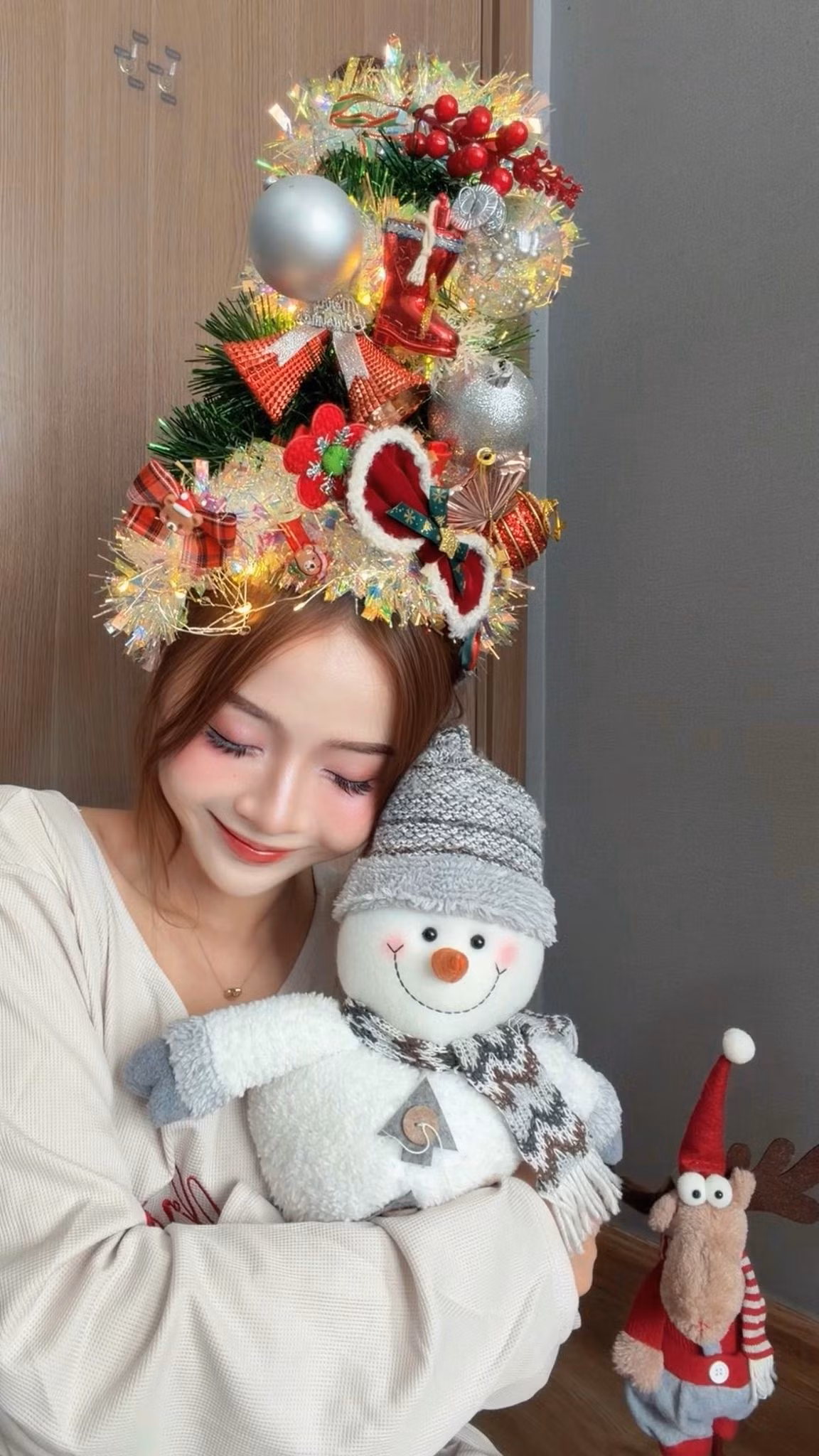 Chiếc mũ tóc đặc biệt không chỉ nổi bật mà còn mang lại cảm giác vui tươi, rực rỡ đúng tinh thần mùa lễ hội. Ánh sáng phản chiếu từ các phụ kiện khiến gương mặt Lan Hương càng trở nên rạng rỡ, thu hút.