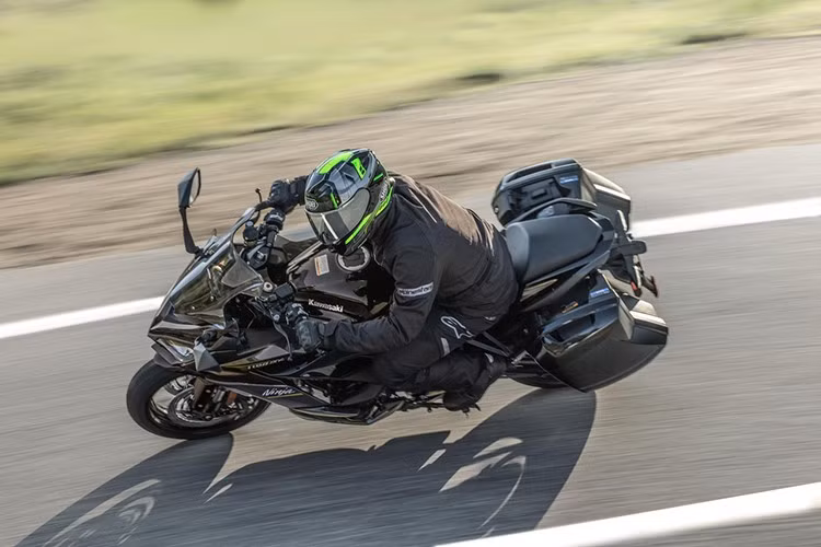 Giá bán của Kawasaki Ninja 1100SX 2026 thế hệ mới tại thị trường Ấn Độ được niêm yết ở mức 1.442.000 rupee (tương đương khoảng 422 triệu đồng), không thay đổi so với phiên bản đang bán ra trên thị trường.