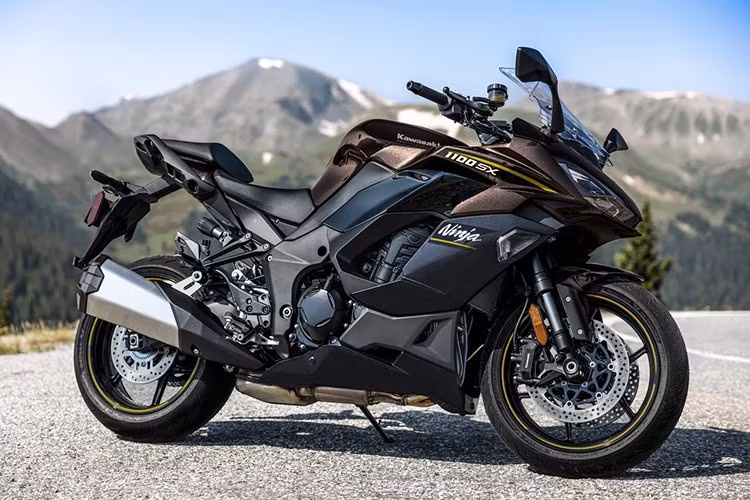 Ở phiên bản 2026, Ninja 1100SX được cập nhật màu Metallic Brilliant Golden Black / Metallic Carbon Gray, thay thế cho Metallic Carbon Gray / Metallic Diablo Black trên phiên bản trước. Những chi tiết xanh lá vốn xuất hiện trên MY25 nay được thay bằng màu vàng, trong khi nửa trên của dàn áo và bình xăng chuyển sang sắc nâu nhẹ, thay thế màu xám cũ.
