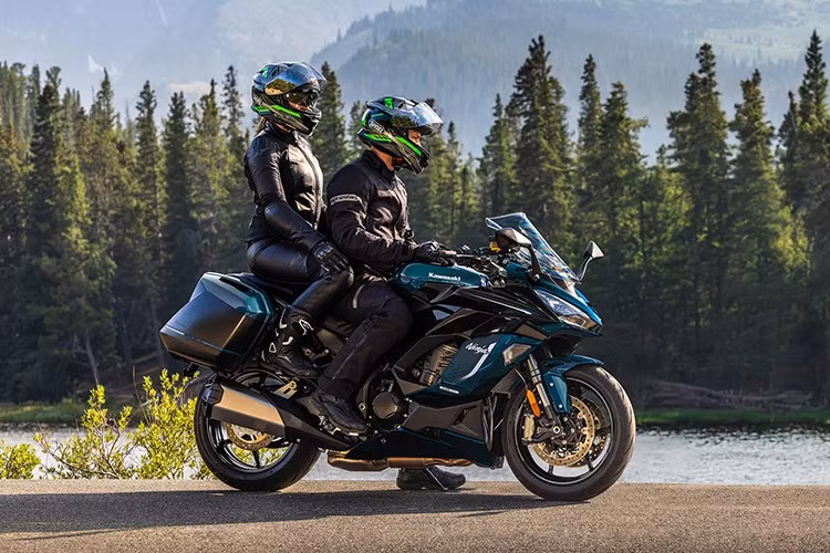 Kawasaki Ninja 1100SX 2026 mới ra mắt đơn thuần là bản nang cấp cập nhật màu sắc mới mà không có sự thay đổi đáng kể về mặt trang bị. Xe vẫn giữ vị thế là một chiếc sport tourer hạng nặng cho nhu cầu di chuyển đường dài của các biker chuyên nghiệp.