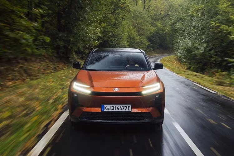 Dù có hệ dẫn động bốn bánh, C-HR+ không hướng đến off-road. Xe không được trang bị XMode như bZ4X, thay vào đó tập trung tối ưu cho vận hành đường phố. Toyota bù lại bằng hệ thống làm nóng pin, có thể kích hoạt thủ công hoặc tự động thông qua định vị, giúp cải thiện tốc độ sạc trong điều kiện thời tiết lạnh.