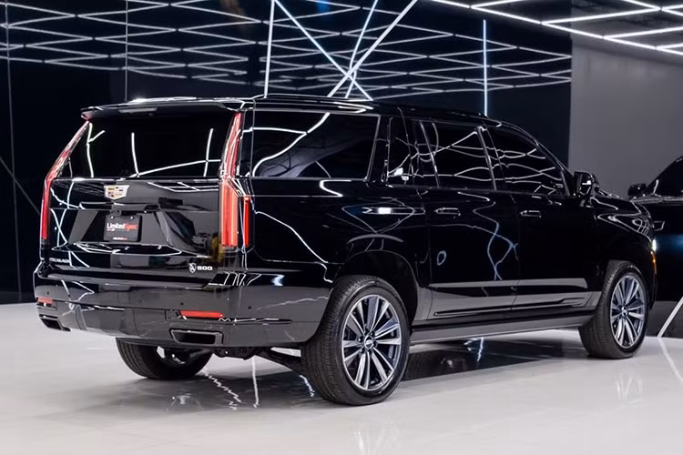 Bên cạnh những cửa sổ dày hơn bình thường, chiếc Cadillac Escalade 2026 này còn được cho là có hệ thống treo và phanh được nâng cấp, giúp nó xử lý trọng lượng tăng thêm tốt hơn.