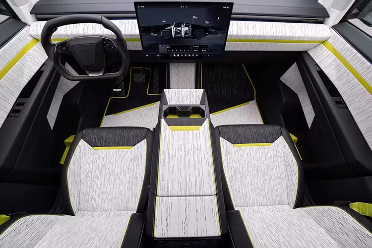 Xe còn có một bộ khuếch tán mới cũng được lắp đặt, cùng với logo Mansory phát sáng, như lời khẳng định ai đứng sau thiết kế này.
