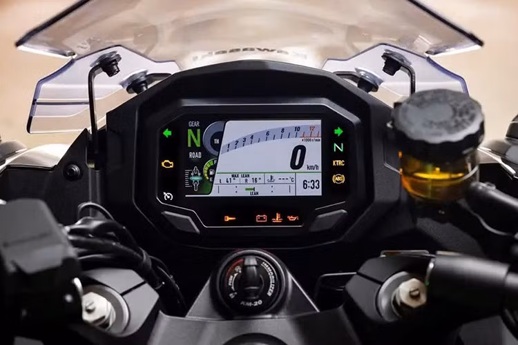 Mẫu xe môtô Kawasaki Ninja 1100SX 2026 thế hệ mới vẫn sử dụng bộ khung Diamond bằng nhôm, phuộc trước Showa USD, phuộc sau mono-shock với giảm chấn hồi và điều chỉnh tải trước từ xa, hệ thống phanh đĩa kép trước và đĩa đơn sau với caliper Tokico.