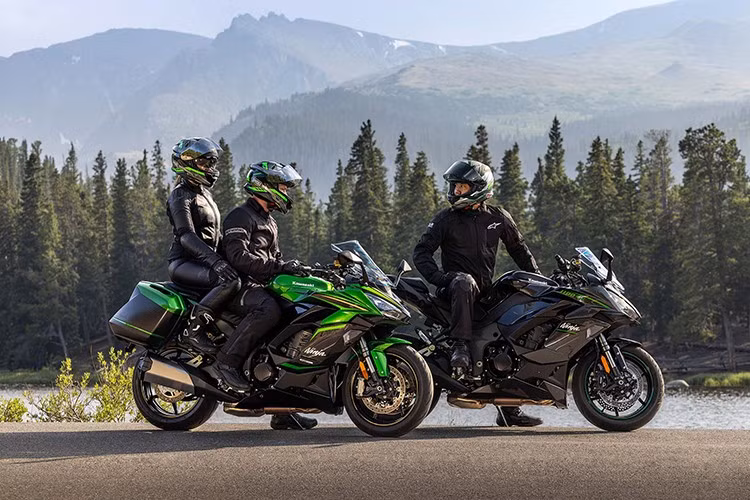 Ngoài sự thay đổi về màu sắc, các trang bị khác trên chiếc sport tourer vẫn được giữ nguyên. Xe sở hữu hệ thống pannier gắn gọn gàng, tư thế lái thẳng đứng, giảm rung hiệu quả, chắn gió toàn bộ kết hợp kính chắn cao, cổng USB Type-C trên tay lái, cùng các trang bị tối ưu cho các chuyến đi đường dài.