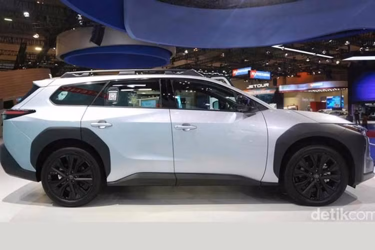 So với phiên bản bZ4X tiêu chuẩn, bZ4X Touring được phát triển theo phong cách wagon kết hợp crossover với ngoại hình cứng cáp hơn. Xe sở hữu bộ mâm thiết kế riêng, giá nóc tiêu chuẩn cùng cụm đèn trước và sau được tinh chỉnh, mang đến diện mạo đậm chất đa dụng.