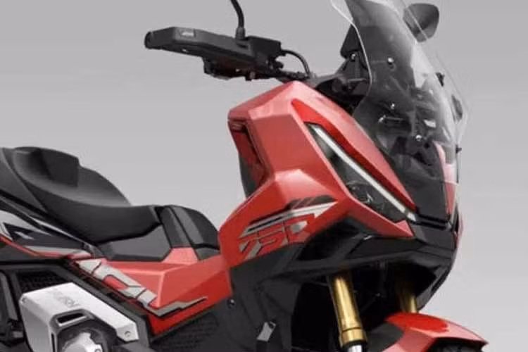 Honda X-ADV 750 2027 vẫn sở hữu khối động cơ hai xi-lanh song song SOHC 8 van dung tích 745 cc, làm mát bằng dung dịch, hệ thống phun xăng điện tử PGM-FI và tay ga điện. Động cơ sản sinh công suất tối đa 43,1 kW, khoảng 58,6 mã lực tại 6.750 vòng/phút, cùng mô-men xoắn cực đại 69 Nm tại 4.750 vòng/phút. Theo công bố của Honda, xe có thể đạt tốc độ tối đa khoảng 168 km/h.