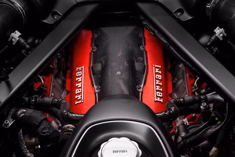 Bất chấp sự phức tạp của hệ thống plug-in hybrid (PHEV), Ferrari vẫn giữ nguyên trọng lượng giống như SF90 Stradale, giúp Ferrari 849 Testarossa có tỷ lệ công suất trên trọng lượng tốt nhất trong số các mẫu xe Ferrari hiện nay. Hệ thống hybrid tích hợp pin lithium-ion 7,45 kWh, cho phép xe di chuyển hoàn toàn bằng điện lên đến 25 km ở chế độ eDrive.