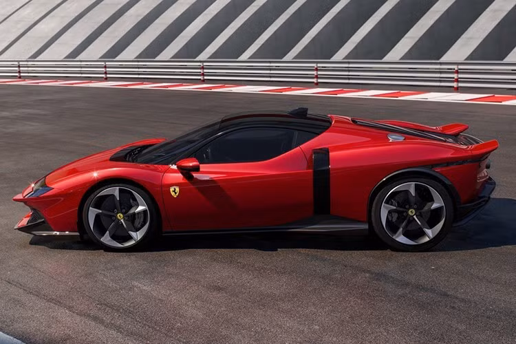 Trái tim của 849 Testarossa là động cơ V8 tăng áp kép 3.9 lít như SF90 nhưng được Ferrari thiết kế lại, sản sinh công suất 819 mã lực khi đạt tốc độ tối đa. Con số này đánh dấu mức tăng 49 mã lực so với động cơ V8 của SF90 thế hệ trước.