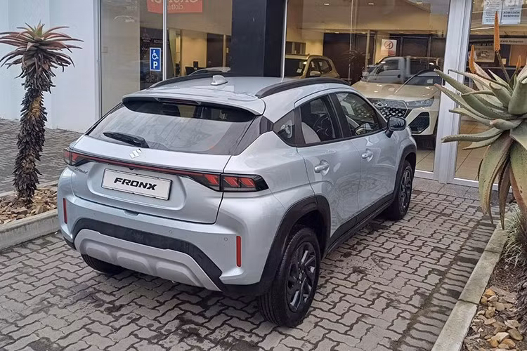 Thứ hai là động cơ xăng 4 xi-lanh, dung tích 1.5L có mã K15C, kết hợp với công nghệ mild hybrid Smart Hybrid Vehicle by Suzuki (SHVS) dành cho phiên bản cao cấp. Động cơ xăng tạo ra công suất tối đa 101 mã lực và mô-men xoắn cực đại 135 Nm.