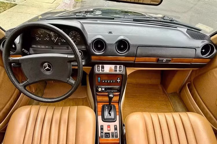 Công tơ mét của xe đo được khoảng 95.000 miles (khoảng153.000 km) tại thời điểm xe được bán. Chiếc xe được bảo dưỡng lần cuối vào tháng 8/2025.