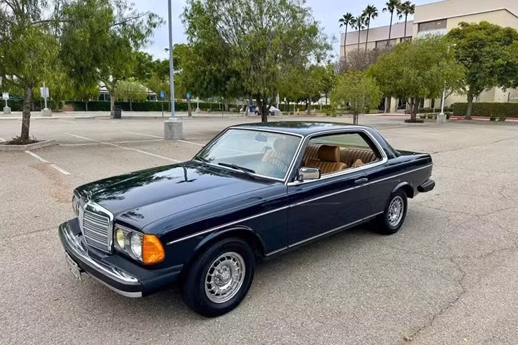 Những chiếc xe Mercedes-Benz cổ điện đang được các tay chơi săn lùng, và chiếc Mercedes-Benz 300 CD đời 1985 tuyệt đẹp trong bài viết này có thể sớm tìm thấy người mua, vì chất xe còn khá mới, dù nó đã hơn 40 tuổi.
