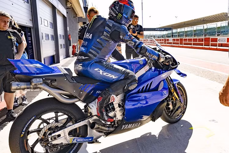 Chiếc Yamaha YZR-M1 trang bị động cơ V4 tham gia thi đấu tại San Marino GP với suất đua "wild-card" do tay đua Augusto Fernández cầm lái. Sau 27 vòng đua tại Misano World Circuit Marco Simoncelli, chiếc xe về thứ 14 và đạt 2 điểm.