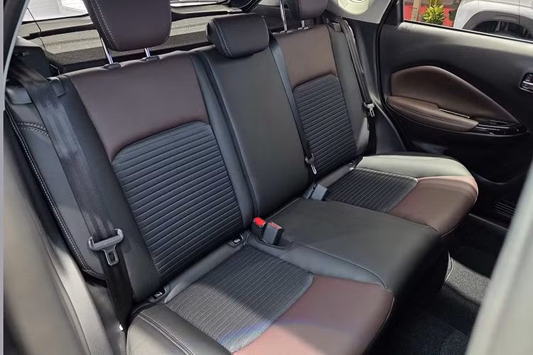 Nằm bên dưới nắp ca-pô của Suzuki Fronx là 2 tùy chọn động cơ. Đầu tiên là động cơ xăng 4 xi-lanh, dung tích 1.5L với mã K15B, cho công suất tối đa 105 mã lực và mô-men xoắn cực đại 138 Nm. Sức mạnh được truyền tới bánh trước thông qua hộp số sàn 5 cấp hoặc hộp số tự động 4 cấp.