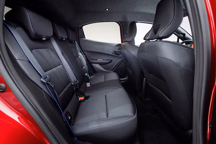 Renault cũng trang bị vô lăng nhỏ gọn lấy cảm hứng từ các mẫu xe phân khúc cao hơn, cùng hệ thống đèn viền nội thất 48 màu trải dài đến tận ốp cửa. Hệ thống âm thanh Harman Kardon cùng nhiều tùy chọn màu sắc nội thất, tất cả đều tùy thuộc vào phiên bản xe được chọn.