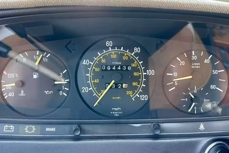 Chiếc Mercedes-Benz 300 CD đời 1985 tuyệt đẹp này đến từ một thời đại đã qua, khi mà những chiếc ôtô được chế tạo để trường tồn.
