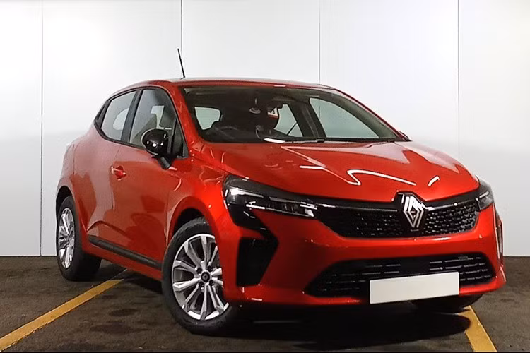 Với vẻ ngoài hầm hố, đầu xe Clio nổi bật với cụm đèn pha góc cạnh, lưới tản nhiệt hình lục giác, trong khi cản trước thấp hơn có đèn chạy ban ngày "hình dấu ngoặc đơn" bao quanh các tấm ốp màu đen và hốc hút gió thấp. Tất cả các hốc hút gió đều được trang bị lưới hình kim cương nhỏ, gợi nhớ đến logo Renault.