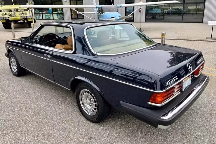 Chiếc xe sedan Mercedes-Benz 300 CD đời 1985 này có lớp sơn ngoại thất màu xanh Midnight Blue phủ lên nội thất màu Palomino. Xe được trang bị bộ vành 14 inch nguyên bản. Xe có cửa sổ chỉnh điện, hệ thống kiểm soát hành trình, cửa sổ trời và một vài tính năng khác.