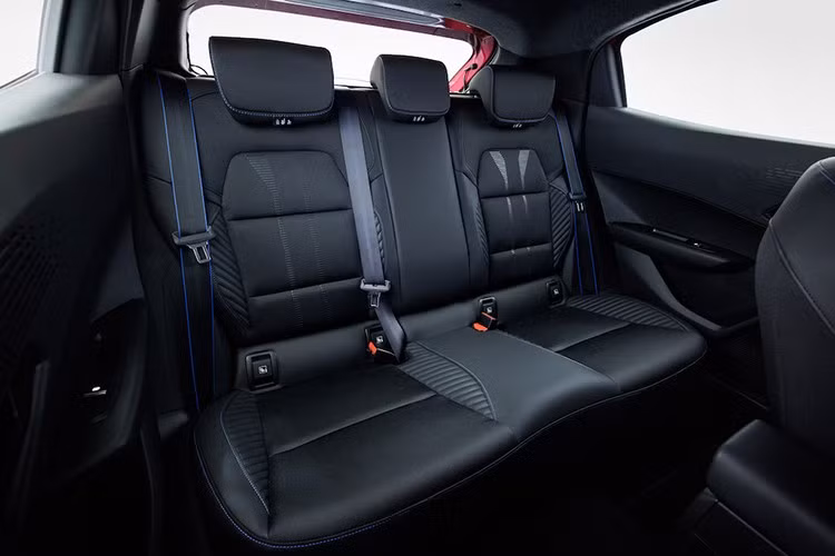 Người mua sẽ được lựa chọn giữa các phiên bản Evolution, Techno và Esprit Alpine, tất cả đều được trang bị hệ thống kiểm soát hành trình thích ứng và phanh khẩn cấp tự động. Các tùy chọn cao cấp hơn đi kèm tới 29 chức năng, bao gồm Hệ thống Hỗ trợ Người lái Chủ động (Active Driver Assist)...