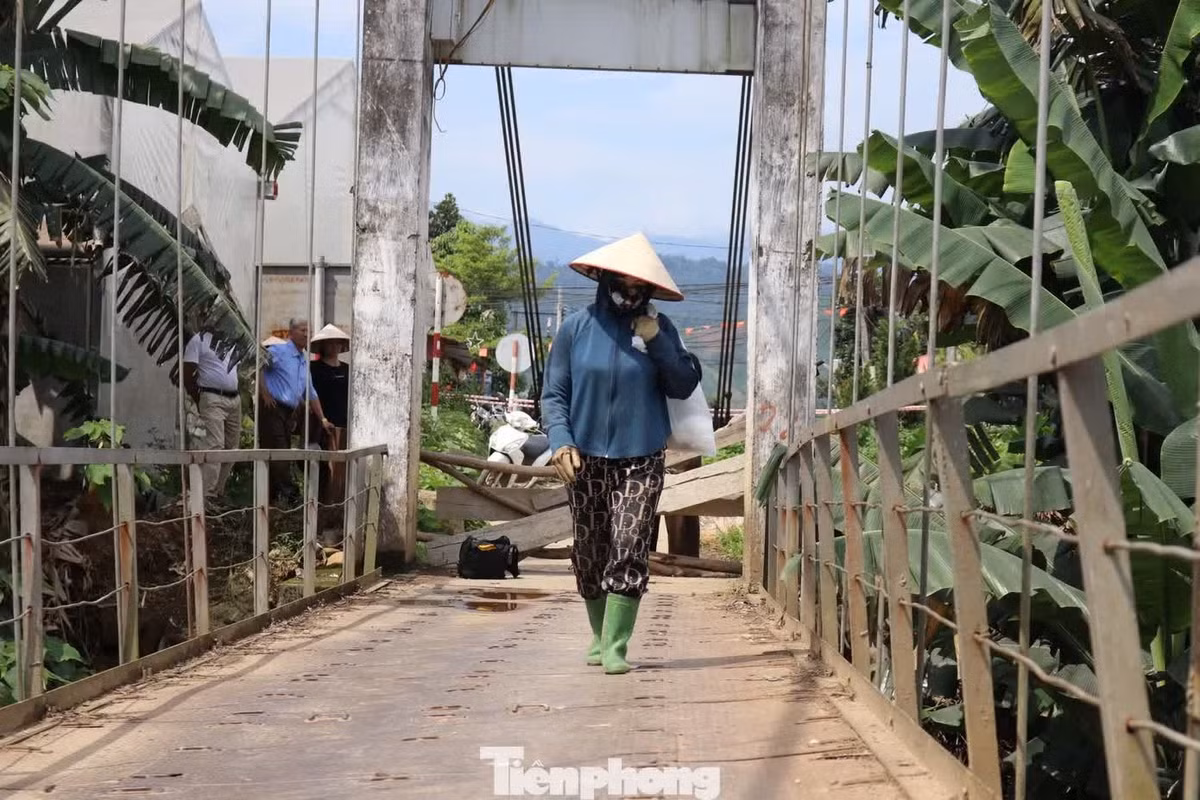 Người dân mong muốn sớm được đầu tư cầu kiên cố thay thế để đi lại an toàn.